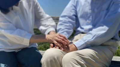 「もうこれ以上は無理」高齢夫婦の老老介護問題。認知症の進行で夫が突然怒り出し…自分の健康を犠牲にしながら耐えるのも限界