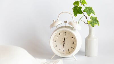 医師・保坂隆 シニアの2割が一晩に何度も目が覚める「中途覚醒」を経験。ぐっすり眠るために<避けるべき習慣>は…