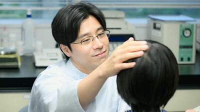 『DOPE　麻薬取締部特捜課』に田村健太郎が登場、高橋海人演じる才木の父親役に。妻・美和子との馴れ初めは…