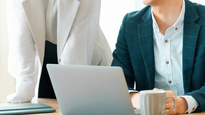 実力ではなく好き嫌いで判断し、お気に入りの男性部下にばかり大きな仕事を回す女性上司。「えこひいき」する上司とコミュニケーションをとるには…