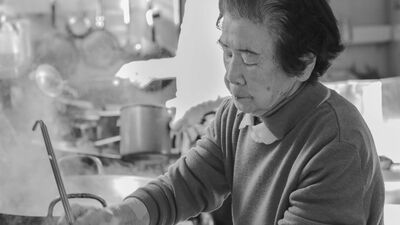 101歳で週6日店に立つ天川さん「気づいたら60年。夫と二人三脚で始めた中華食堂《銀華亭》。今は子どもの助けを借りて」