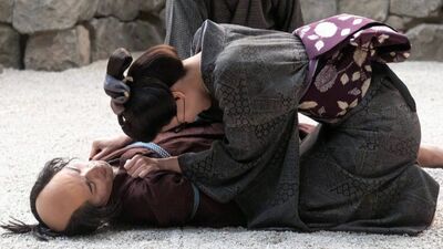<べらぼう!>裁定の場でも暴走を続ける蔦重を止めるべく、思い切り頬を張った妻のてい。その姿に視聴者「駿河屋の目が…」「教養と度胸」「今話のMVP」
