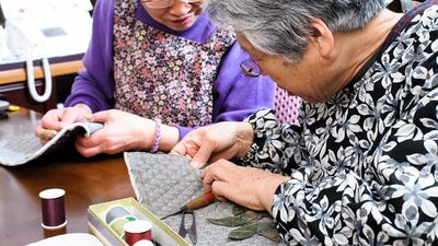 90歳のマンションのお隣さんに誘われ始めた「お裁縫教室」。2時間ほどおしゃべりをしながら縫い物をするその会で、新しい世界が広がって