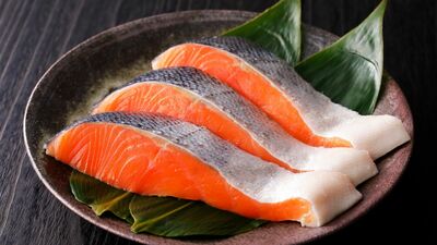 「鮭」と「サーモン」の違いとは？生で食べられるのはどっち？育った環境に理由が…