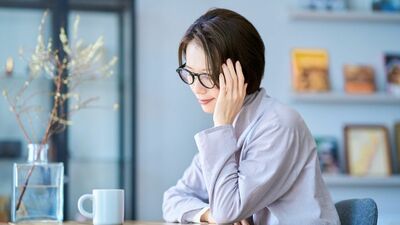 雨の日は「午後になると集中できない」「頭痛がして眠い」のはなぜ？ 医師が教える、梅雨どきのモヤモヤ不調を解消する「3分習慣」