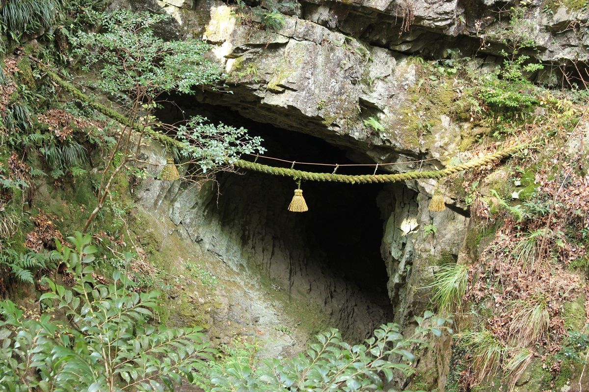 2ページ目）【辰年に訪れたい神社】「幸せ玉」を握る龍が迫力