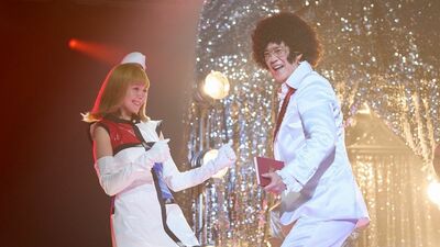 ド派手な衣装にアフロの唐沢寿明が絶叫する 『ミステリー・アリーナ』日本の俳優陣のパワーと個性を楽しめる
