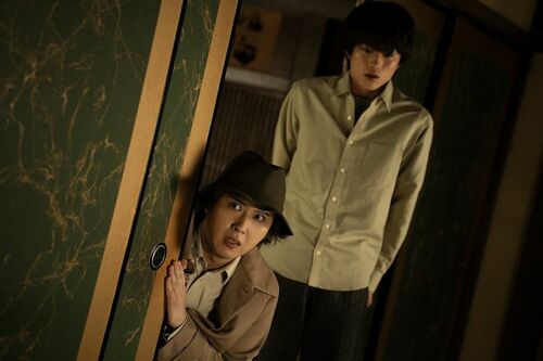 『八つ墓村』場面写真（金田一耕助（尾上松也）、井川辰弥（奥智哉））