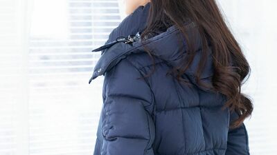 袖がすり切れ、縫い目から羽毛が出てきても、捨てられず10年着続けたダウンコート。その理由は〈命を救ってくれた〉からで…