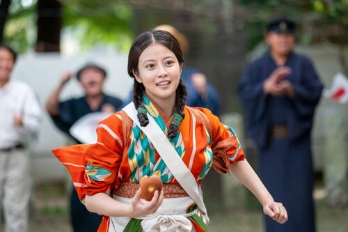 今田美桜さん『あんぱん』パン食い競走のワンシーン