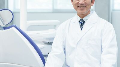 食事中に歯の詰め物が取れ、慌ててかかりつけの歯科医に駆け込んだ。治療中、白髪の増えてきた歯科医の姿に、ふと不安になって…