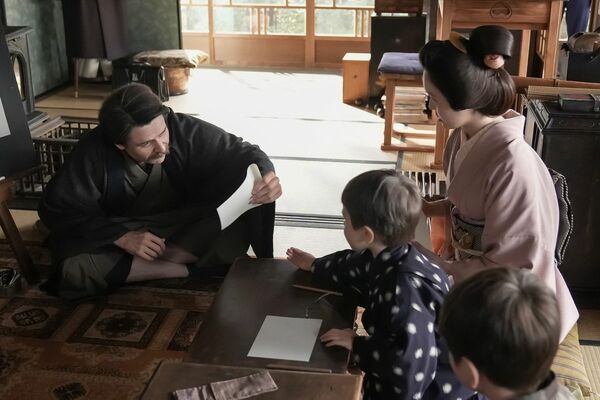 レフカダ・ヘブン（トミー・バストウ）と松野トキ（高石あかり）と子どもたち