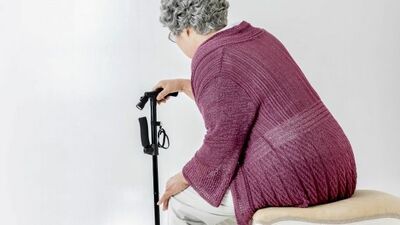 【同い年なのに差がつく理由】年齢より老けて見える人の共通点は○○の丸まり