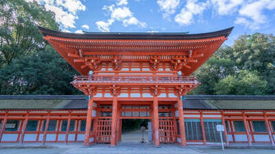 なぜ神社の境内にマンションを建てるのか？賀茂祭でおなじみ、下鴨神社の境内に建つ「高級集合住宅」の謎