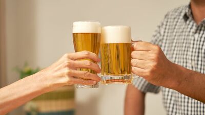 年齢とともに「昔よりお酒が弱くなった」と感じる理由。シニアのアルコール依存症が増える中で、気をつけることは…