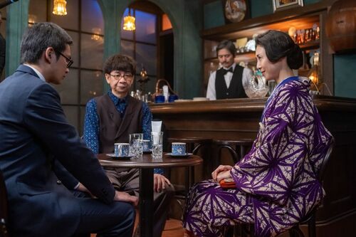 登美子(演:松嶋菜々子)と嵩(演:北村匠海)と座間(演:山寺宏一)の場面写真
