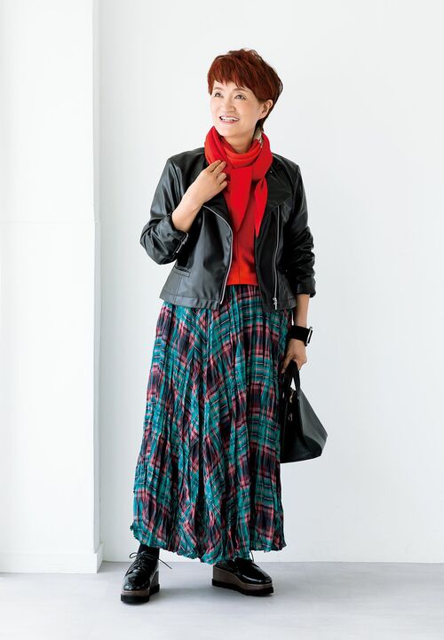 チェックスカート/DUE deux ブルゾン/タバサ(パパス) ニット/MOGA ストール/ニーシャ・クロスランド(ムーンバット) バングル/アビステ バッグ/カシュカシュ(アンビリオン) ソックス/靴下屋(タビオ) 靴/ヒルズアヴェニュー(プライア)