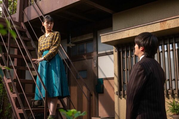 左から朝田メイコ(原菜乃華さん)、辛島健太郎(高橋文哉さん)