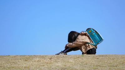 「学校は楽しい。友だちもいる。なのに苦しい」月経への強い嫌悪感、理由がわからないまま＜不登校＞に。後に＜性別違和＞と気づいた母が、わが子へ伝えた言葉は…