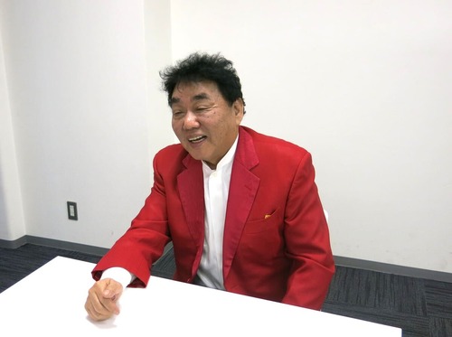 笑顔でインタビューに答える横山ひろしさん
