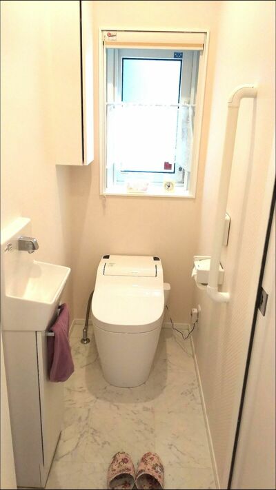 マットを敷いていないトイレの写真