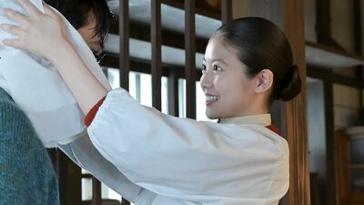 明日の『あんぱん』あらすじ。中目黒の長屋に引っ越してきたのぶと嵩。見つめ合う2人のもとにある人物がやってきて…<ネタばれあり>