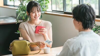 デート代は「完全割り勘」のはずが…「毎回私のほうが少し多く払っている」アラフォー女性。積み重なるストレスを彼に伝えるべき?