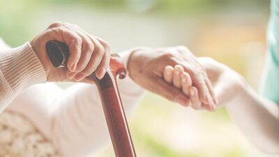 介護の現場は辛く苦しいことばかりではない。業務が終わらず疲れ切った介護福祉士へ、認知症の98歳女性がティッシュに包んで渡してきたのは…