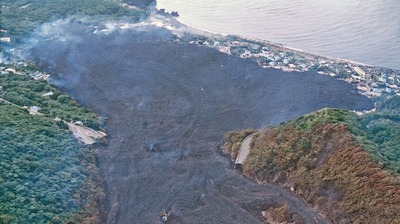 83年の大噴火で約400棟を埋めて焼き尽くした「三宅島」。最終避難バスが出発した10分後には溶岩流が…その噴火の歴史をたどる