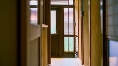 昔、我が家にやってきた昭和の押し売り。玄関に飾っていた〈ある言葉の色紙〉を見た途端、突然立ち尽くし…