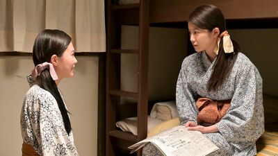 明日の『あんぱん』あらすじ。あるキッカケで「愛国の鑑」として注目を集めるのぶ。一方、カフェから嵩が電話をかけた相手は…<ネタバレあり>