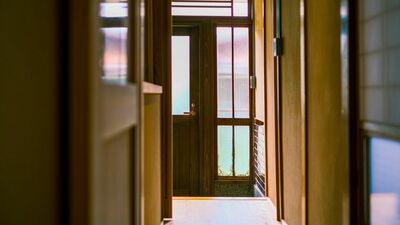 昔、我が家にやってきた昭和の押し売り。玄関に飾っていた〈ある言葉の色紙〉を見た途端、突然立ち尽くし…