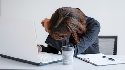 「真面目に努力しているのに」「辛いばかりの人生だ」具体性のない不満は、「理想の自分」と「実際の自分」の乖離によるもの。嘆きの連鎖を止めるには…
