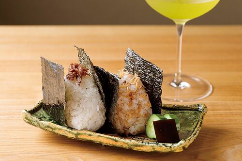 【西麻布・おむすび専門店　米好日】自家製和牛しぐれ煮（左）500円・自家製ちりめん山椒まぜご飯380円