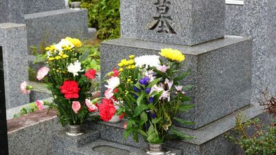 100歳近い義祖母が建てた「お墓」。檀家としての付き合いや管理料など、「将来、自分たち家族の負担になるのでは…」とモヤモヤする女性に寄せられた声は…