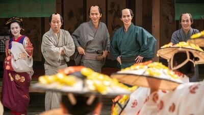 『べらぼう』次回予告。いよいよ始まる俄祭りを前に覆面作家<朋誠堂喜三二>を追う蔦重たち。踊りの輪の中、動きを止めた女郎・うつせみの前に立つのは…