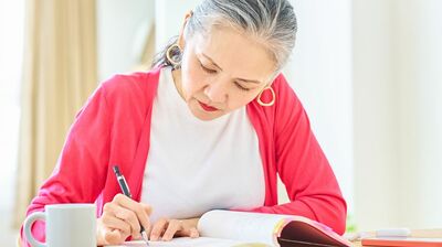 「完璧な文法」や「単語の暗記」を追求した結果、いざ外国人を前にして何も話せず…。シンプル英語で＜直訳思考＞を乗り越える