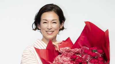 鈴木保奈美「60代を楽しむ。この先思い残すことがないようにやり尽くす」還暦の誕生日にエッセイ２冊同時刊行。トークショーではファンと交流
