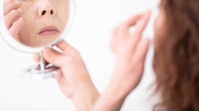 鼻がムズムズすると思ったら、太くて長い白い鼻毛を発見。ついでだからと鼻毛を全部カットしたら…