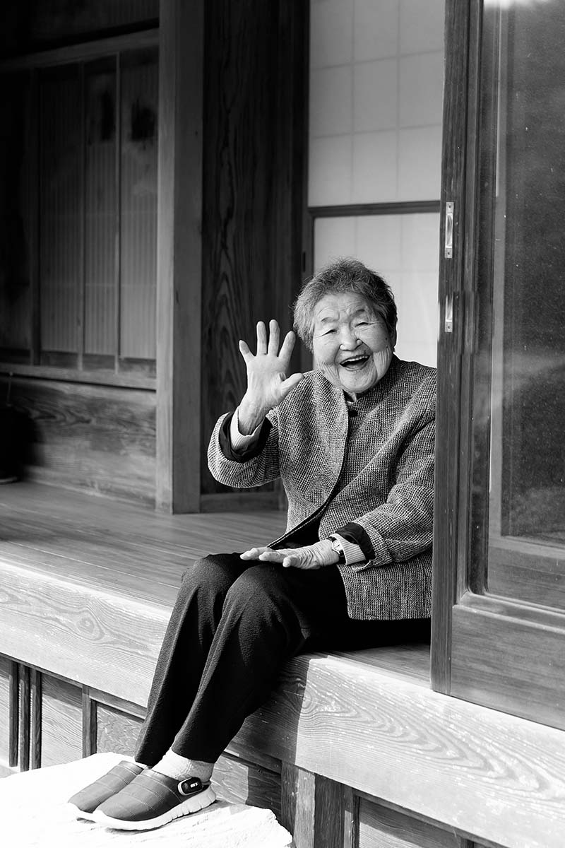 103歳の哲代おばあちゃん。夫を亡くして20年、朝晩仏壇でお経を