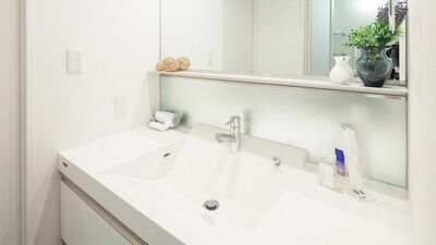 「ここまで水って飛ぶものなの？」一日の始まりは、びちゃびちゃの洗面所をタオルで拭くこと。何度お願いしても、すぐ元通りで