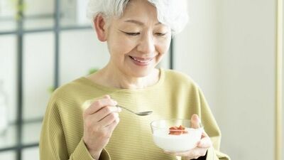 《専門医・和田秀樹がおすすめ》中高年女性の骨粗しょう症予防に有効な「牛乳」。飲むと「おなかがゴロゴロする」人が、牛乳の代わりに食べるといいモノ