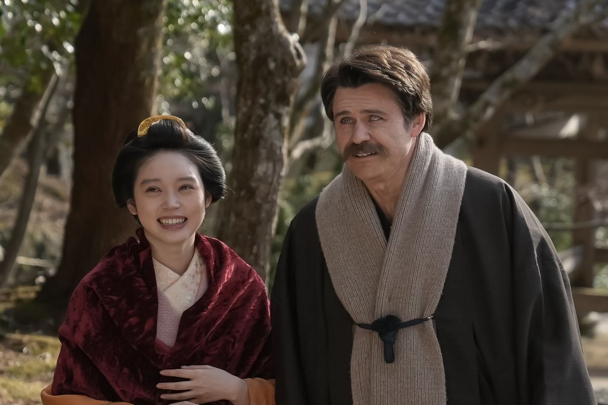 連れ添う松野トキ（高石あかり）とレフカダ・ヘブン（トミー・バストウ）