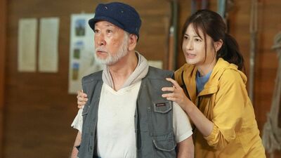 日曜劇場『ザ・ロイヤルファミリー』第3話あらすじ。先が見えない牧場の経営に頭を抱える加奈子。一方で、有馬記念勝利の夢を勝ち取るため、耕造と栗須は…<ネタバレあり>