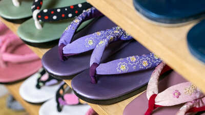 家の中では靴を脱ぎ、外では履いてと靴の着脱を繰り返す日本人。その結果＜合わない靴＞を選んで腰痛や膝痛の原因に…足腰が若返る「鼻緒健康生活」