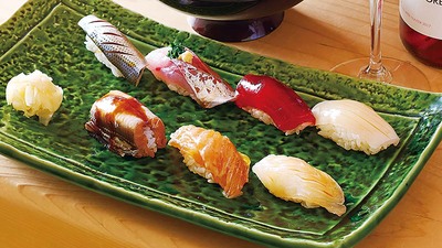 【銀座・鮨からく】江戸前寿司の名店の味を、7貫4870円からとリーズナブルに。3種の具がのった〈からく丼〉3170円はロゼワインとの相性も◎