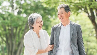 「作り笑い」でも健康になれる? 精神科医が教える、脳と体を若返らせる「表情筋トレーニング」