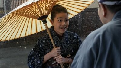 9月28日スタート連続テレビ小説『ブラッサム』予告。「きれいじゃ」と楽しそうなのは主人公の珠。父・清治は馬に乗って登場。「自由恋愛できたらええね」と話すのは＜あの人＞