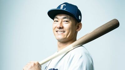 栗山巧が考える<野球選手がやるべきこと>。「阪神・淡路大震災の中、オリックスの奮闘ぶりが僕らを夢中にさせた。東日本大震災でそのことが脳裏をよぎり…」