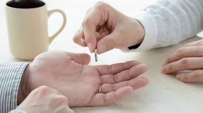 「私のおかげで結婚できた」60代妻に＜大爆発＞して離婚宣言した年下夫。出会ったときの関係性は結婚後も尾を引くもので…